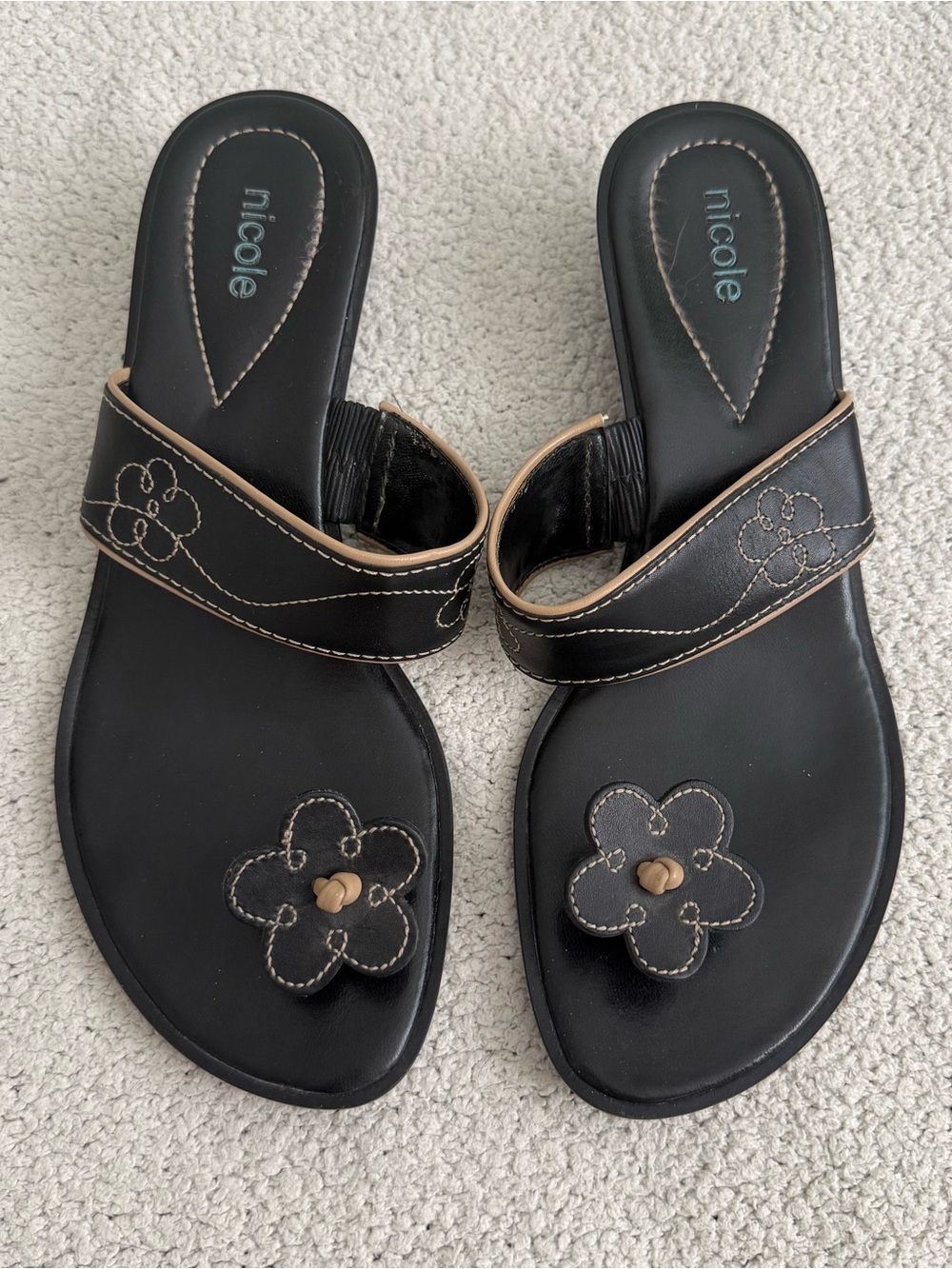 Vintage Y2K/ 90s Nicole black leather sandals with beige stitching and floral